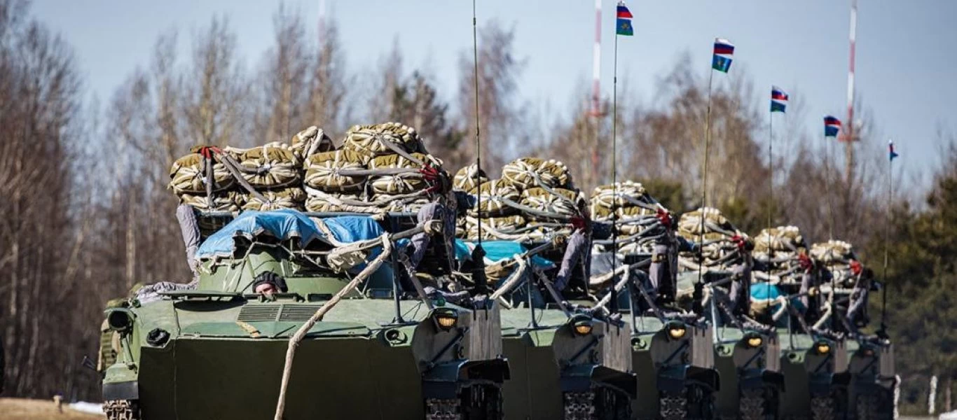 Ρωσική άσκηση αλεξιπτωτιστών με ρίψη αμφιβίων αρμάτων (φωτό)